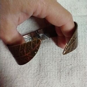 Copper color hinged leaf 🌿🍀 bracelet has flaw on one leaf see pics